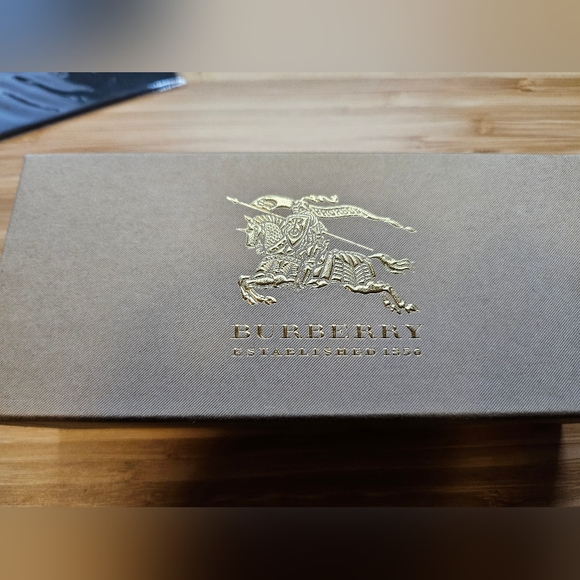 Burberry Sunglasses Used Condition BE4181 Authentic in Real Replacement Box - Picture 10 of 10